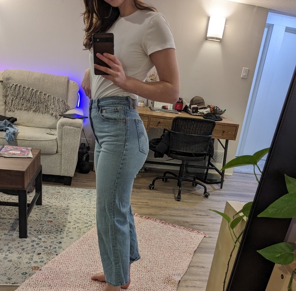 Levi wedgie jeans. - Picture 2 of 2